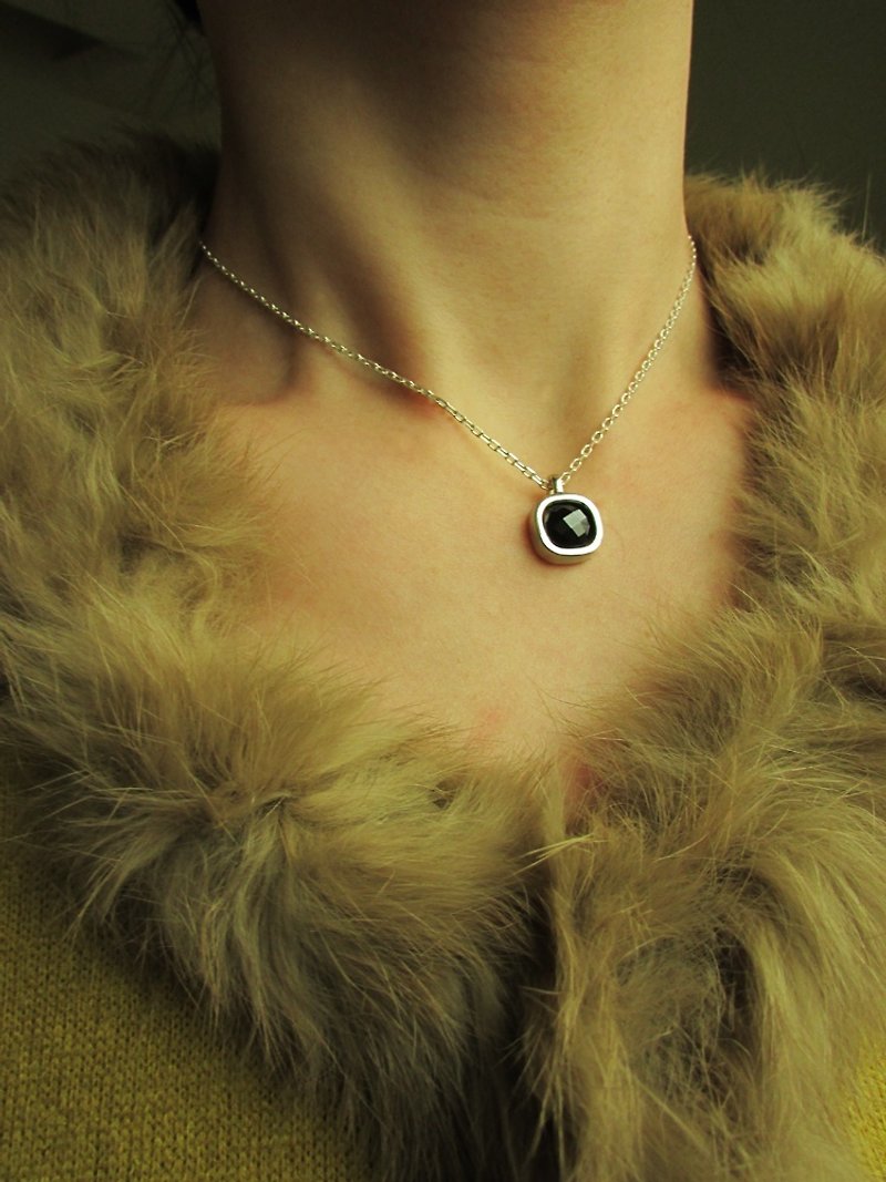 dot necklace | mittag jewelry | handmade and made in Taiwan - Necklaces - Gemstone Black