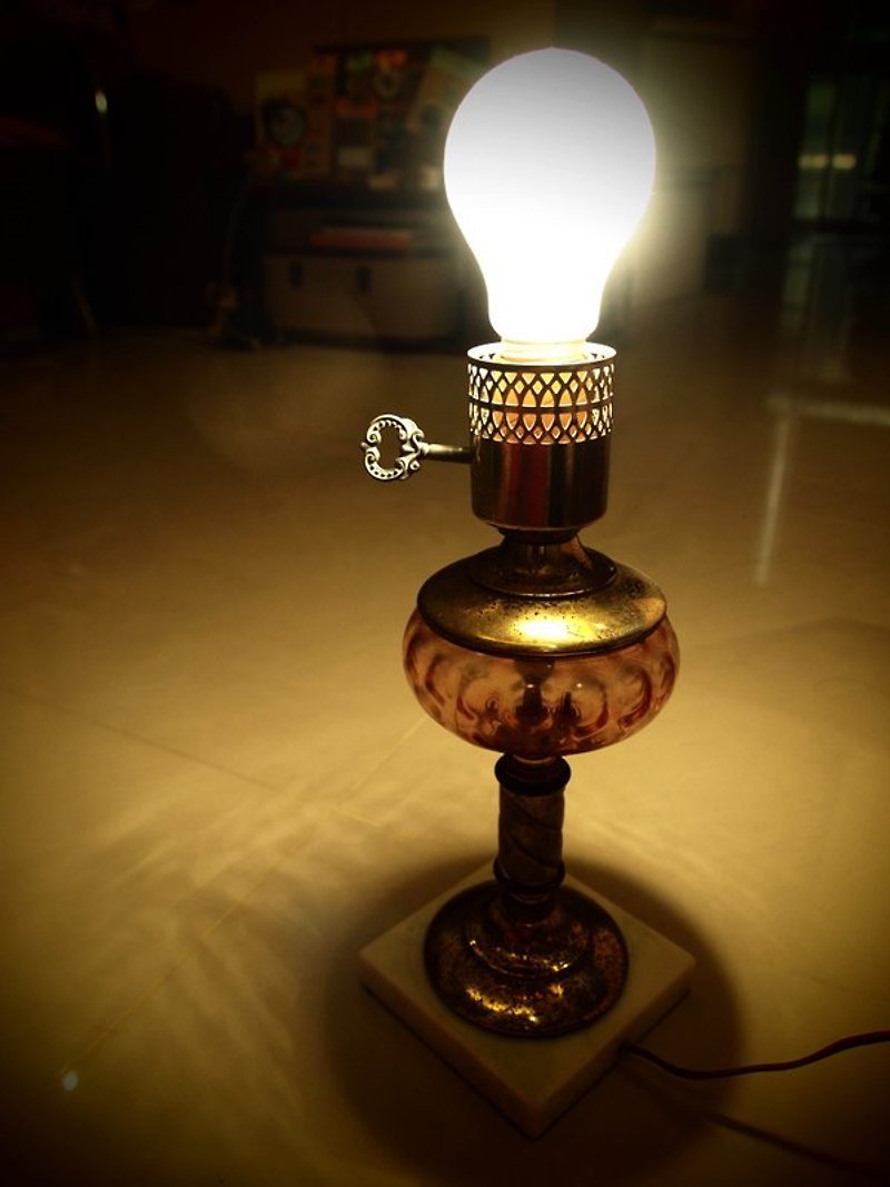 美國古董油燈式燈架/桌燈/古銅色 - 照明・ランプ - その他の素材 ブラウン