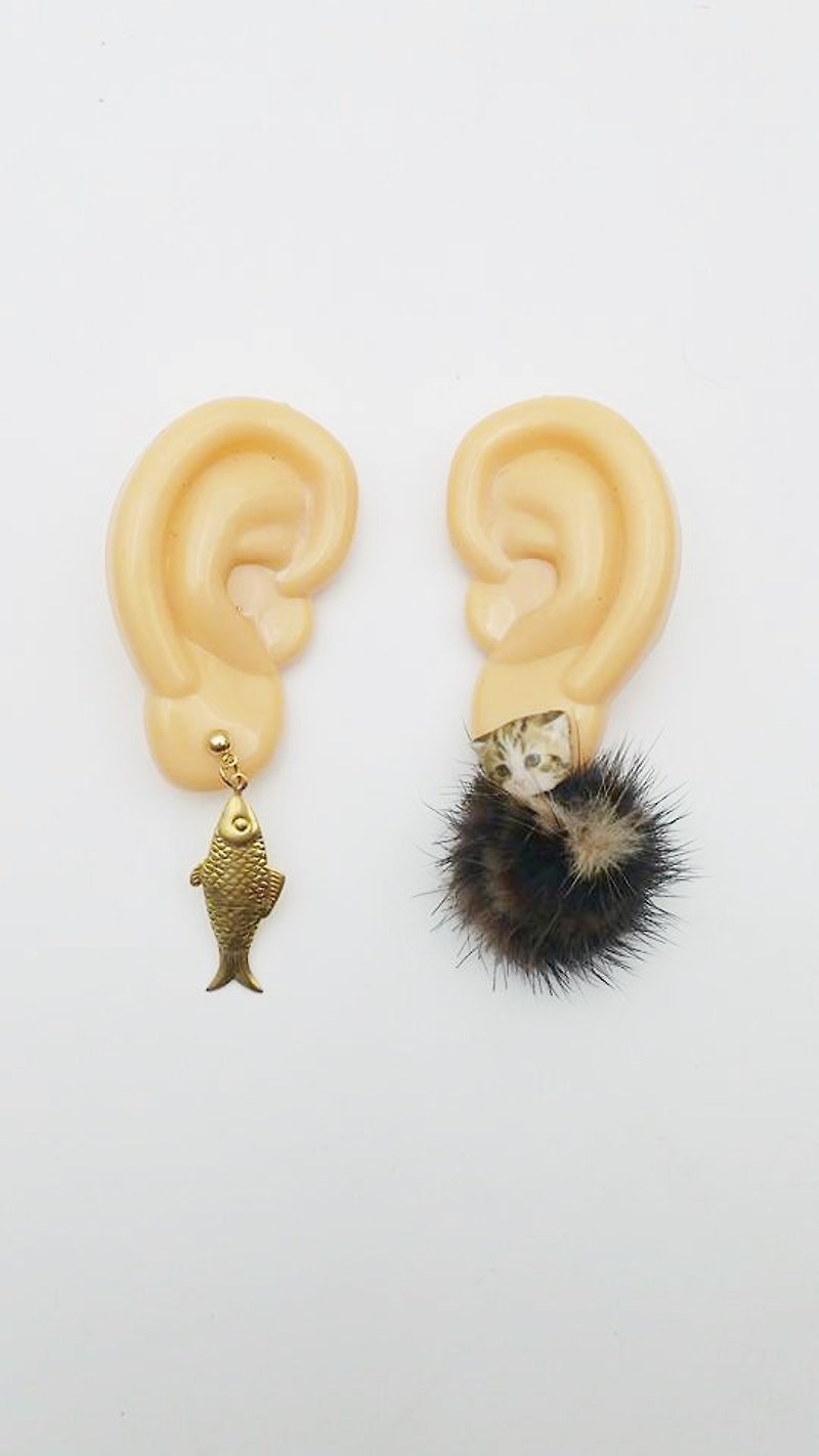 [Lost and find] hairballs kitten and fish earrings - Earrings & Clip-ons - Genuine Leather Brown