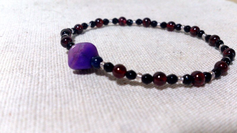 crystal in dearsharka || dotdot. Red garnet black onyx x x x Shu Ju Lai stone lapis lazuli - สร้อยข้อมือ - เครื่องเพชรพลอย สีม่วง