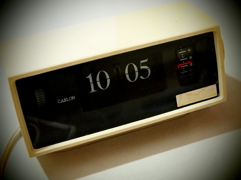 60-70年代日本製Caslon古董插電式翻頁鐘 - 時計 - その他の素材 ホワイト