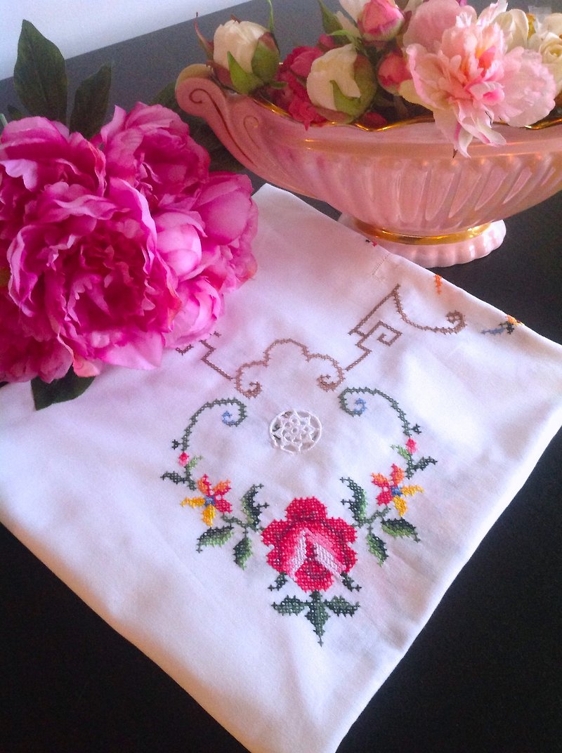 ♥ ~ ~ ♥ Anne crazy antiquities antique hand-stitch lace trim antique lace tablecloth square tablecloth antique towel ~ worth collecting - ผ้ารองโต๊ะ/ของตกแต่ง - ผ้าฝ้าย/ผ้าลินิน ขาว