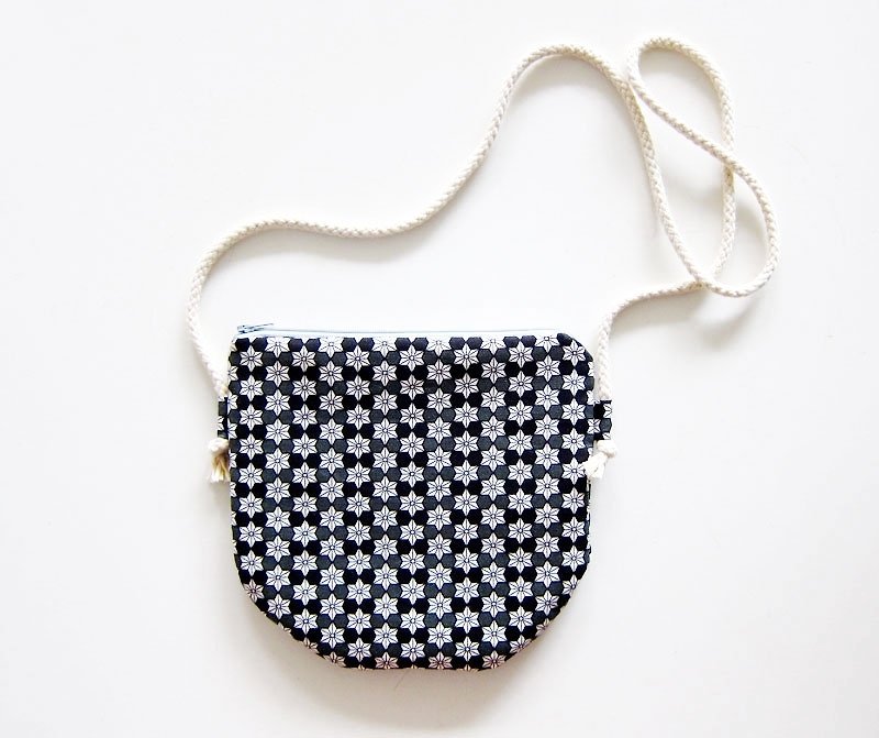 Semicircle cross-body zipper bag/coin purse Linen leaf black (other coin purse fabric patterns can also be selected) - กระเป๋าแมสเซนเจอร์ - วัสดุอื่นๆ สีดำ