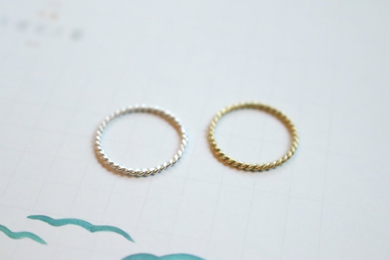 Brass sterling silver ring 0536 twist roll - แหวนทั่วไป - โลหะ สีทอง