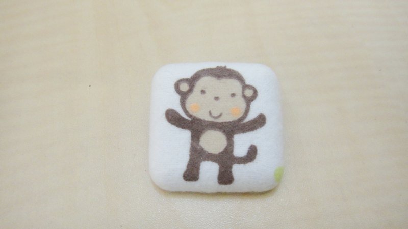 Hand-feel cloth bag buckle pins-Monkey - เข็มกลัด - วัสดุอื่นๆ สีนำ้ตาล