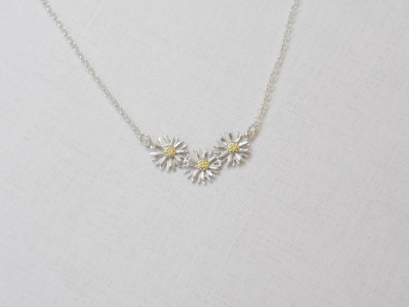 Little daisys spring – triple petals (925 silver necklace) - Cpercent handmade - สร้อยคอ - เงินแท้ สีเงิน