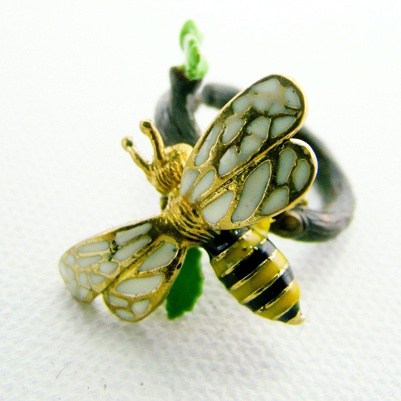 Bee on branch ring in brass and enamel color ,Rocker jewelry ,Skull jewelry,Biker jewelry - แหวนทั่วไป - โลหะ 
