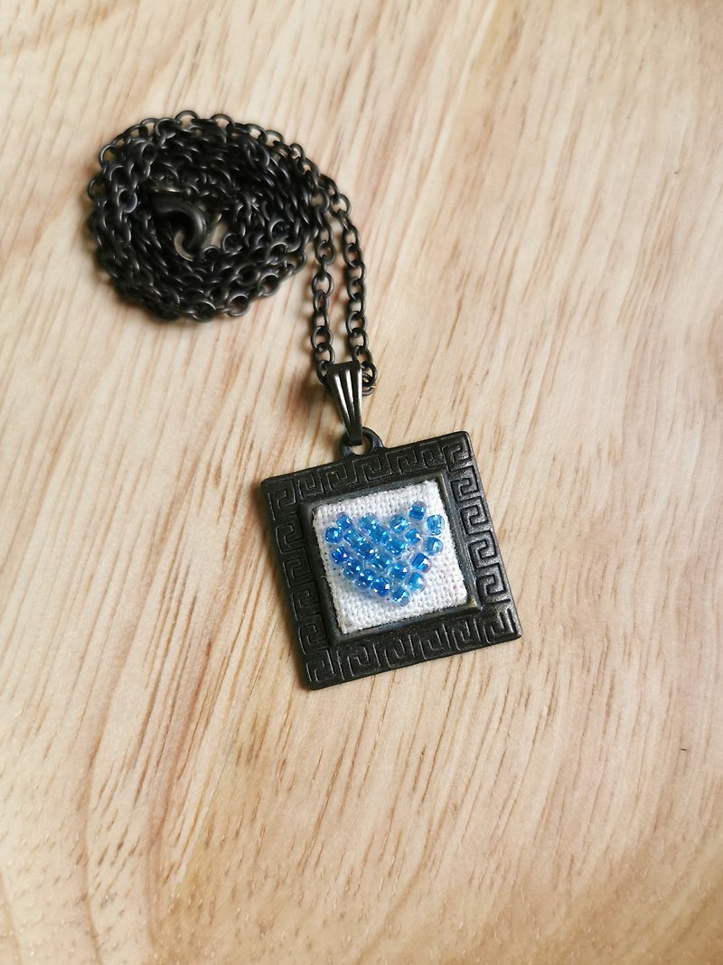 CaCa Crafts | Hand-embroidered beaded necklace Glittering Heart - สร้อยคอ - งานปัก หลากหลายสี