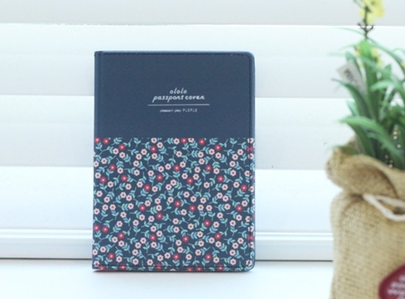 韓國【Pleple】ololo passport cover 護照夾〈Nevy Flower〉預購 - ที่เก็บพาสปอร์ต - พลาสติก สีน้ำเงิน