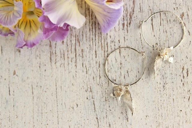 Earrings / Flower Leaf Silver - Earrings & Clip-ons - Other Metals Gray