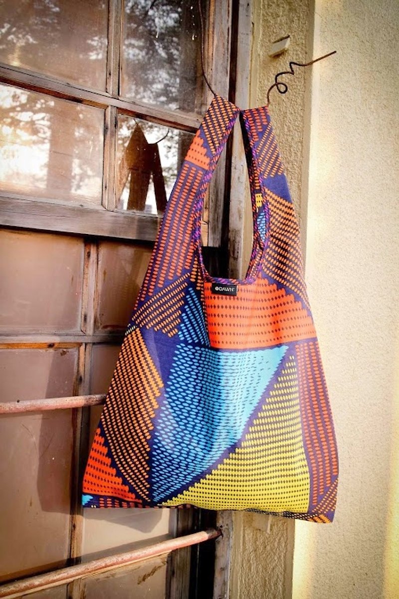 旅人。手袋 // 卡樂町草莓果茶手袋 - Messenger Bags & Sling Bags - Waterproof Material Multicolor