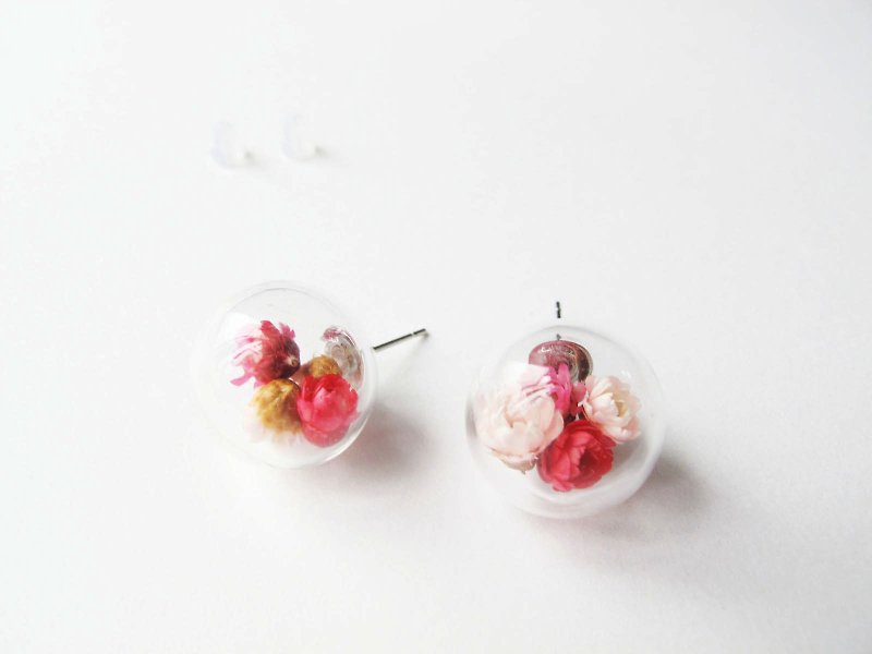 Rosy Garden 春日紅色系小雛菊乾燥花水晶玻璃球耳環 可換夾式 - 耳環/耳夾 - 玻璃 紅色