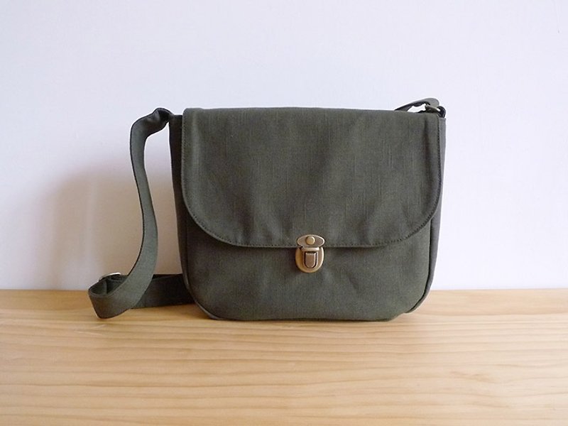 Handmade dark green cotton canvas small cross-body bag - กระเป๋าแมสเซนเจอร์ - ผ้าฝ้าย/ผ้าลินิน สีเขียว
