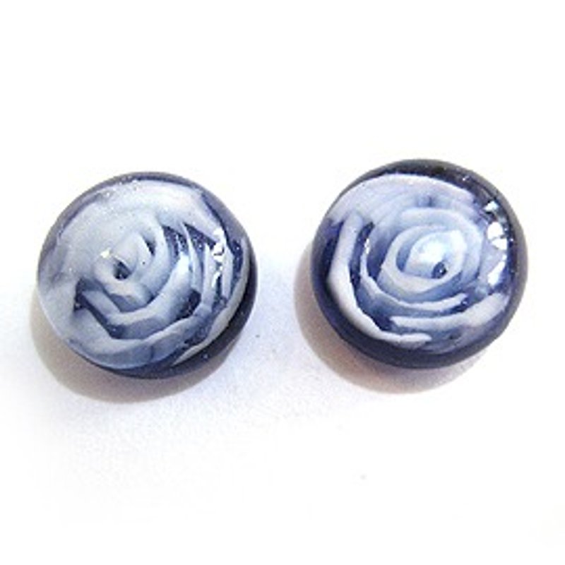 藍紫色白玫瑰手工琉璃耳環 - 耳環/耳夾 - 玻璃 藍色