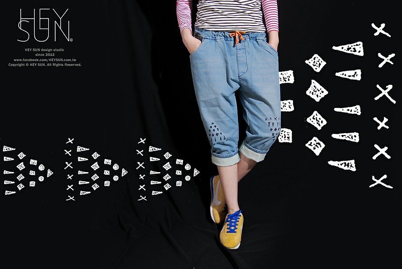 【M0216】HEY SUN獨立手作品牌‧BF男友寬鬆塗鴉反摺牛仔褲 - กางเกงขายาว - วัสดุอื่นๆ สีดำ