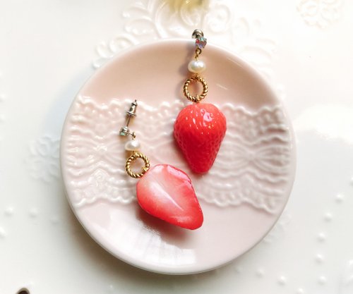[Semi-precious stones and pearls. Miss Strawberry control] beaming warm. Handmade earrings. {Needle / cramping}