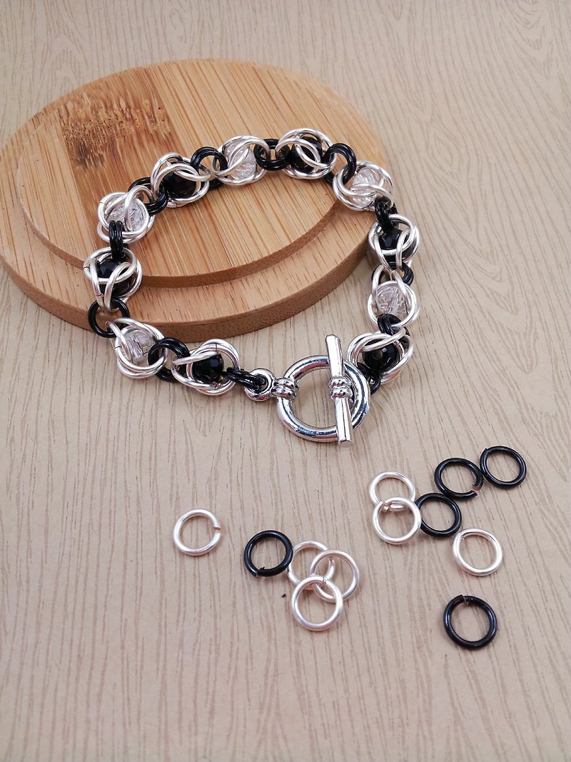 Mori hand-made knitting circle chain - clip black and white beads C0107-