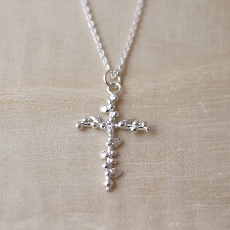 [Jin Xia Lin‧ Jewelry] Small Leaf Cross-Sterling Silver - สร้อยคอ - โลหะ 