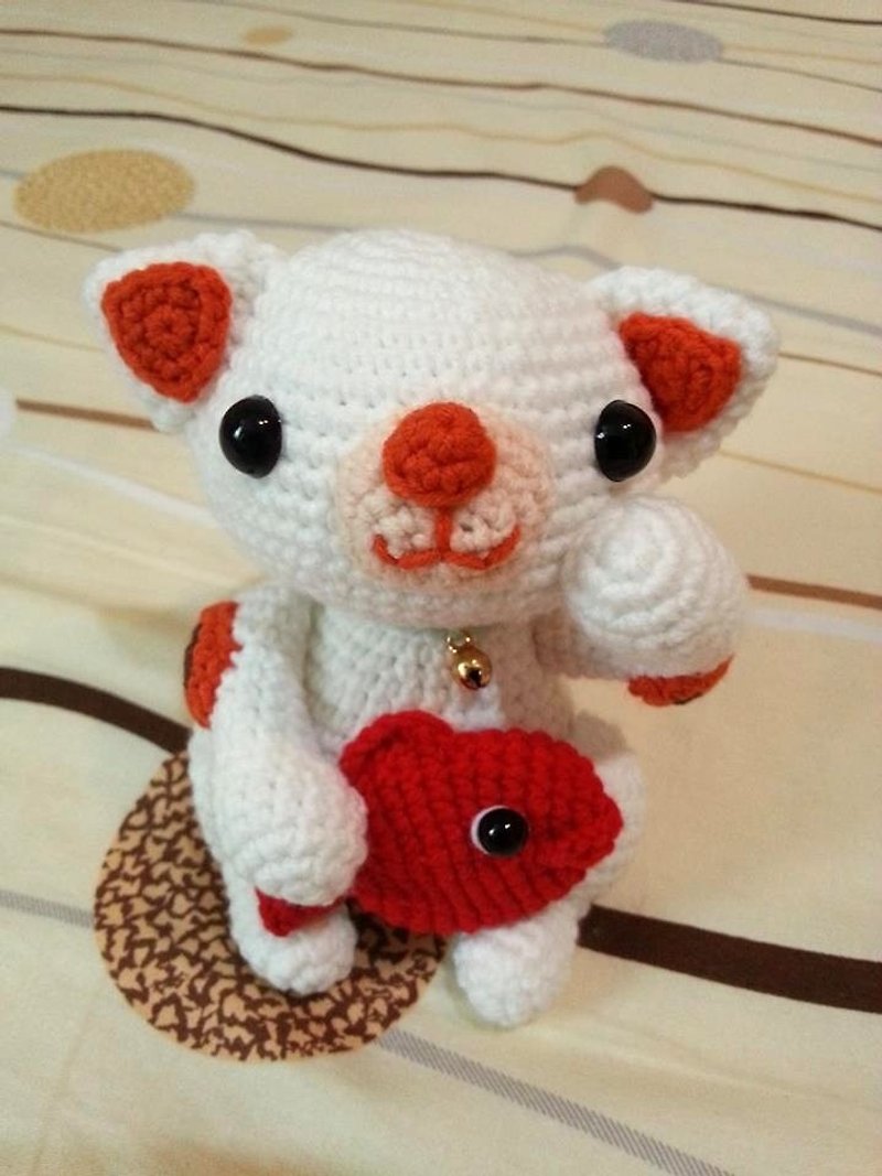 【Knitting】帶來幸福的招財貓(白色母貓紅金魚款) - 玩偶/公仔 - 其他材質 多色