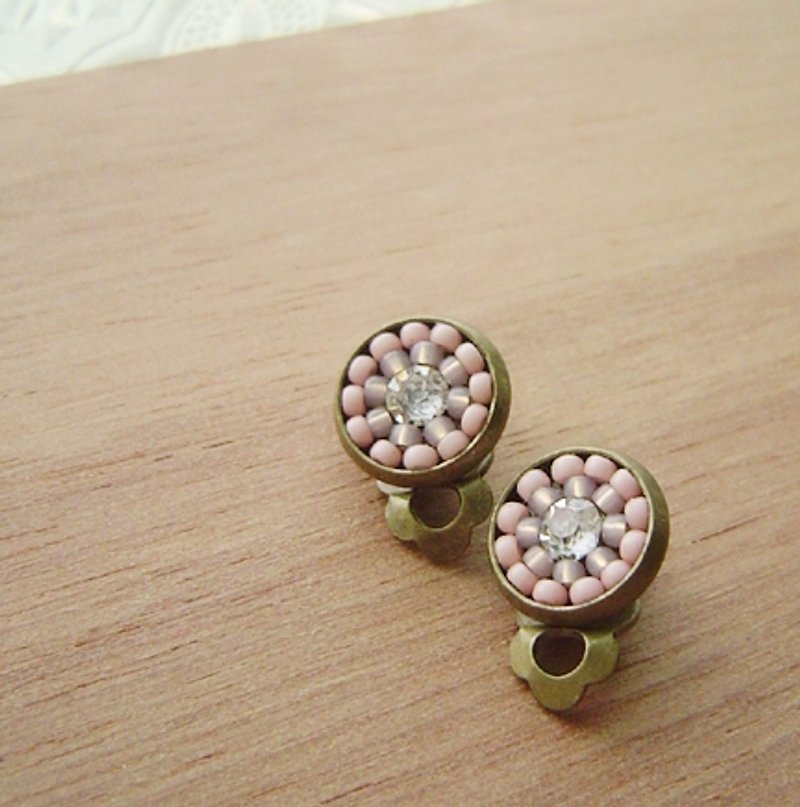 :: :: Small tile macarons (pink). Ear earrings. Swarovski. round. powder. Collage. Gradient - ต่างหู - โลหะ สึชมพู