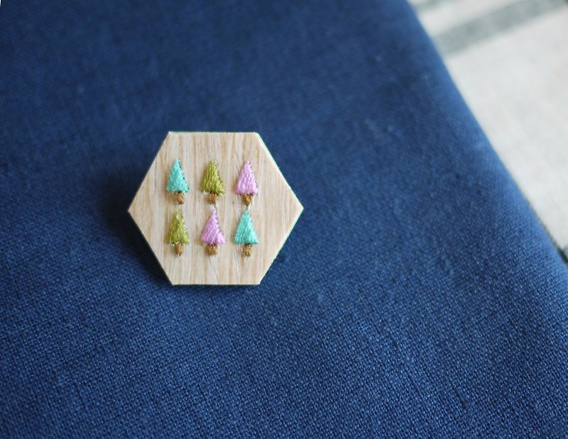 "Roppongi" wooden embroidery chapter - healing tone - Brooches - Thread Multicolor