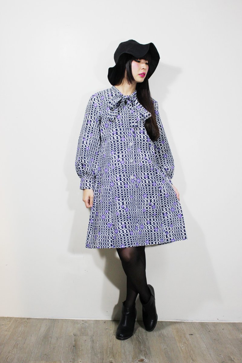 F552 (Vintage) dark blue background white cherry knitting fabric flowers purple bow collar long-sleeved dress {vintage} - ชุดเดรส - วัสดุอื่นๆ สีม่วง