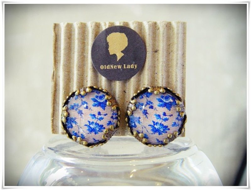 OldNew Lady-古銅色1.5cm圓形耳夾。復古印花布【麻布底色藍碎花】新款! - 耳環/耳夾/耳骨夾 - 其他金屬 藍色