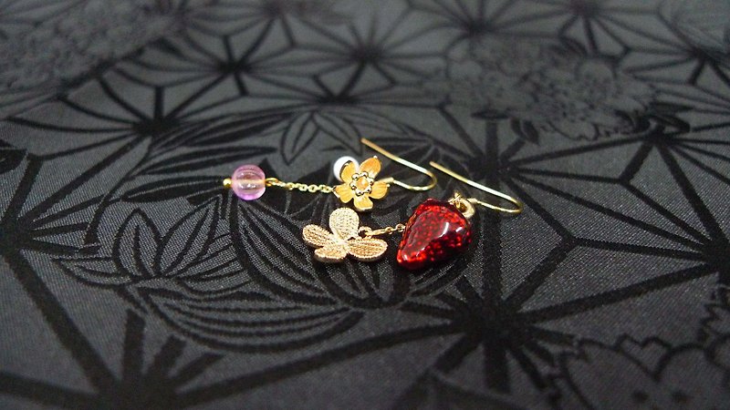 [If] [Berry] mulberry flowers and butterflies secretly dating butterfly / flowers / pearls / gold-plated Bronze earrings strawberry / asymmetrical earrings / ear hook - Earrings & Clip-ons - Other Metals Pink