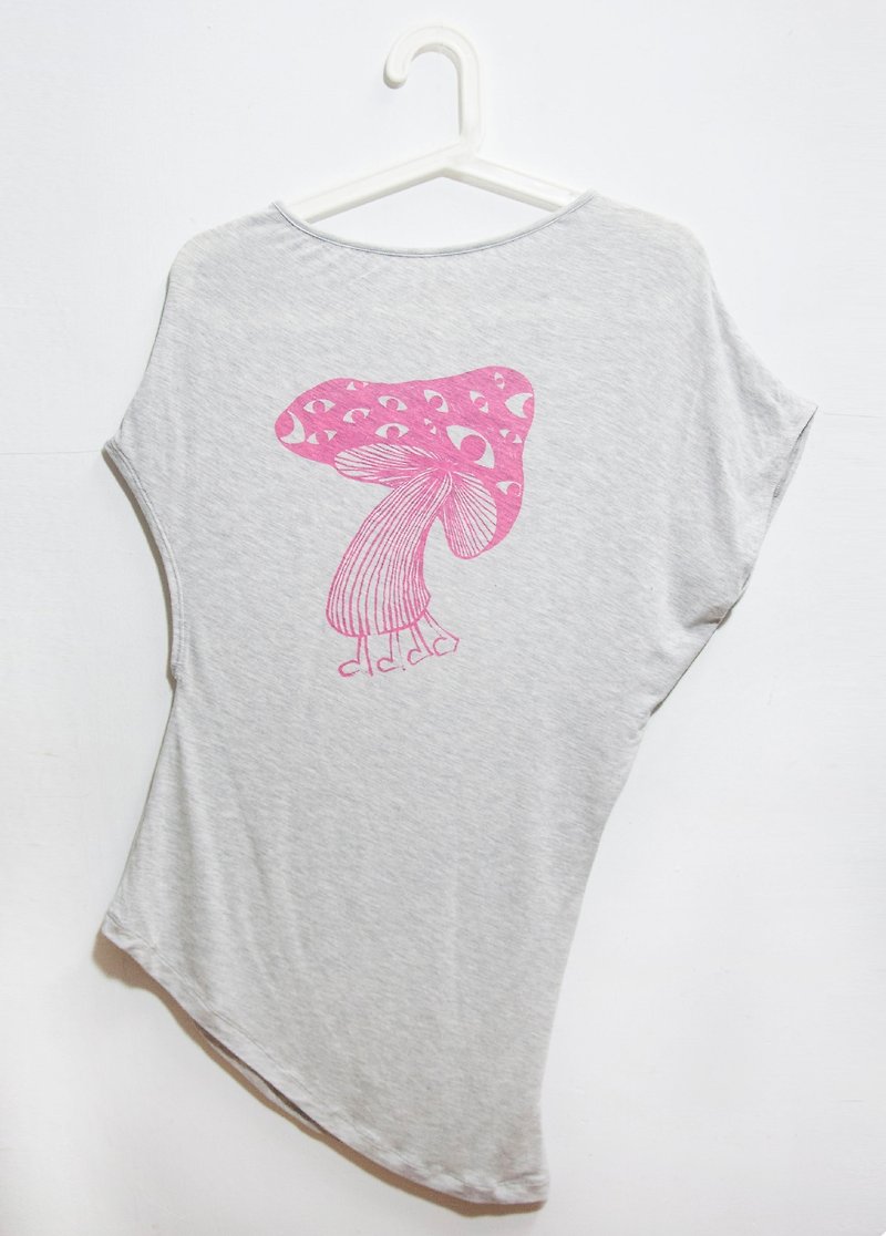 Irregular slant shoulder T-Nepal mushrooms - เสื้อยืดผู้หญิง - ผ้าฝ้าย/ผ้าลินิน สีเทา