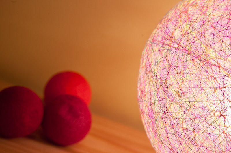 【春の叫び】手編みのボールランプシェード - 照明・ランプ - その他の素材 ピンク