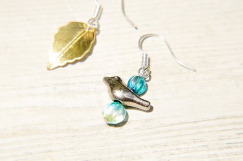 / Simple sense / vintage Bronze Silver glass earrings - bird of happiness twilight of (clip-on / ear pin)