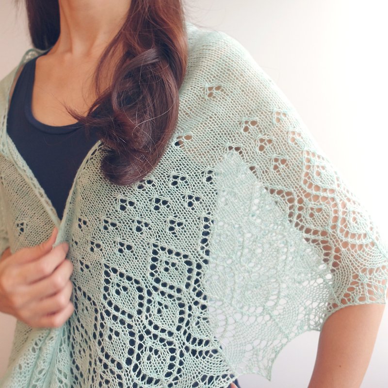 Dandelion 100% Merino wool hand-knit lace shawl - ผ้าพันคอ - วัสดุอื่นๆ สีเขียว