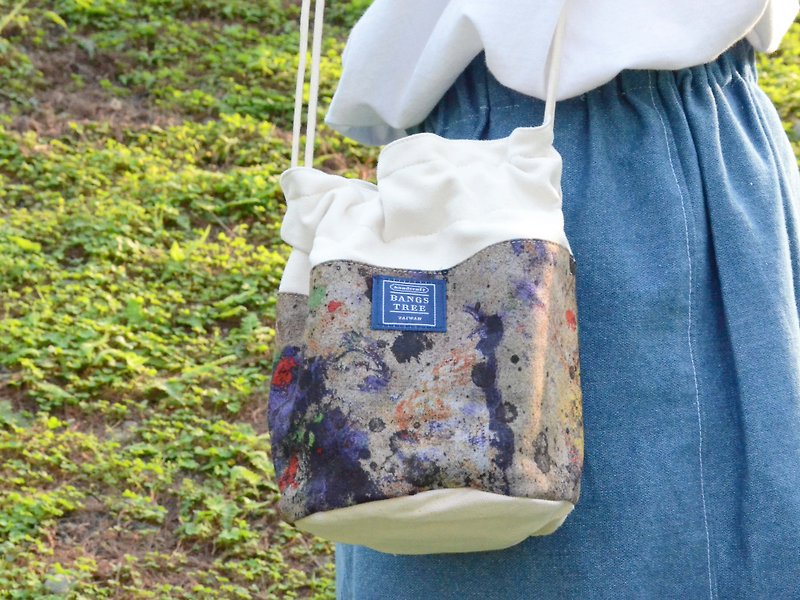 ::瀏海樹:: 側背水桶包＿復古系彩色噴墨（東京限定款） - 側背包/斜孭袋 - 其他材質 咖啡色