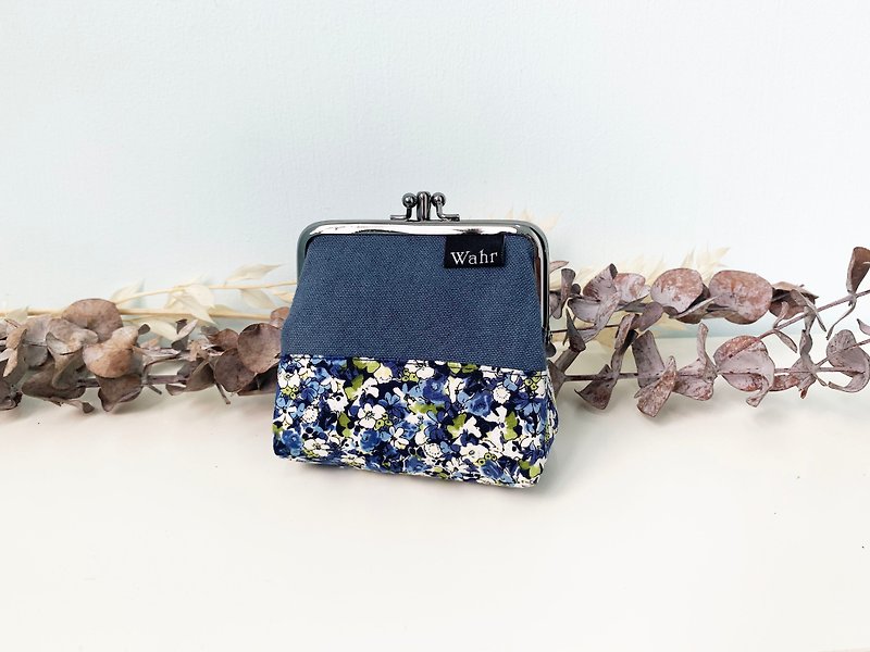Blue flowers clasp frame bag/with chain/ cosmetic bag - Coin Purses - Cotton & Hemp Blue