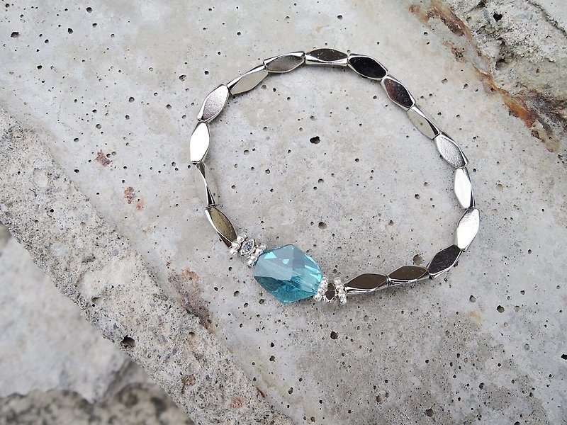 Zhu. Austrian crystal 5523 Aqua -Sea Wave - Bracelets - Other Metals 