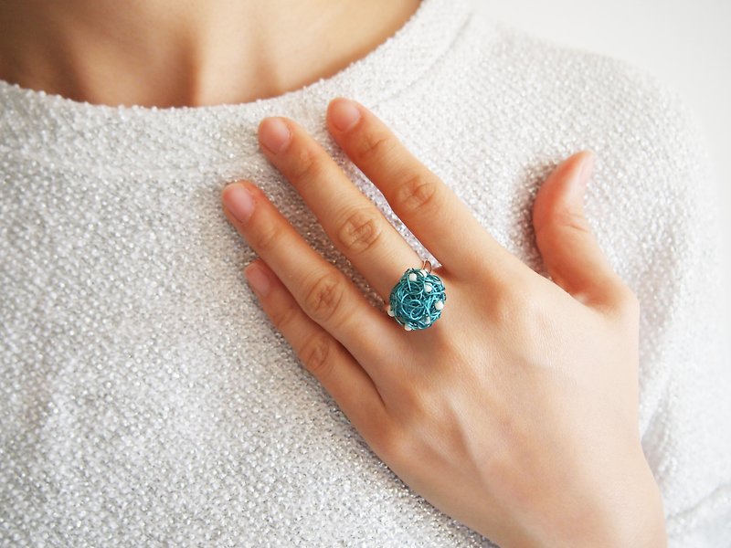 R024訂製清新手作編織湖水藍配白珠銅線球戒指 - 戒指 - 其他材質 藍色