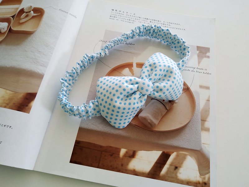 Blue dot bow with baby headband on white - ผ้ากันเปื้อน - ผ้าฝ้าย/ผ้าลินิน สีน้ำเงิน