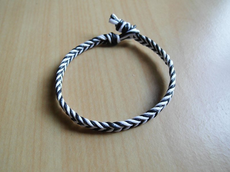 Popular stripes / hand-woven bracelet - สร้อยข้อมือ - วัสดุอื่นๆ สีดำ