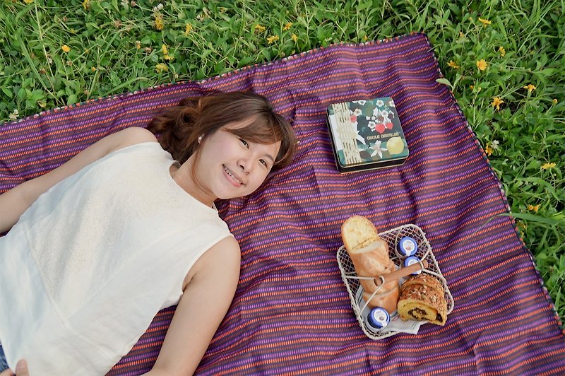 旅人。野餐 // 加大尺寸4-6人，雨滴點點草莓果茶露營野餐墊 桌墊（附收納袋） - 野餐墊/露營用品 - 防水材質 紫色