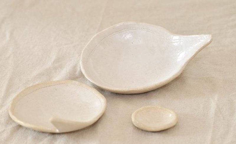 Balloon round dish (mat white # large size)) platter of pottery] - จานเล็ก - วัสดุอื่นๆ ขาว