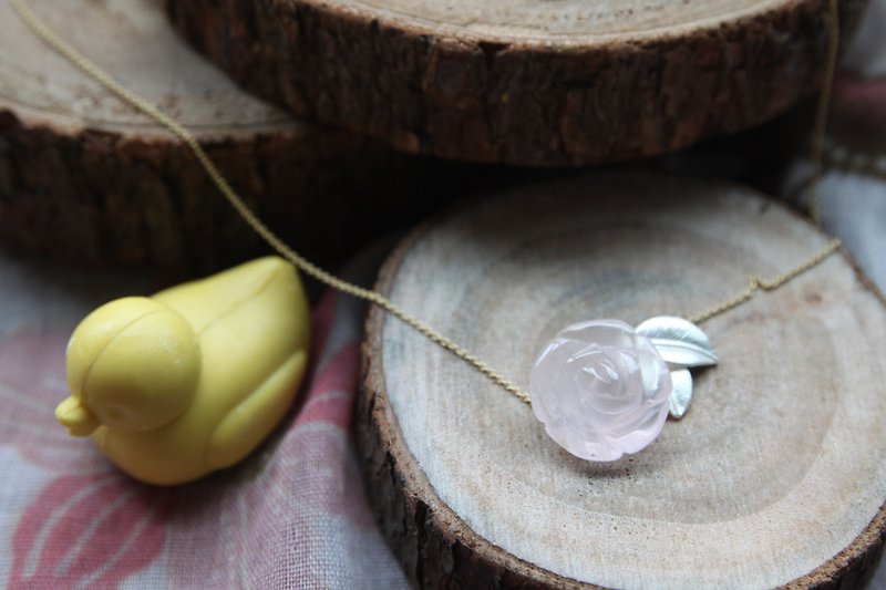 Natural rose quartz carved roses and small leaves gilded silver plated necklace - Necklaces - Gemstone Pink