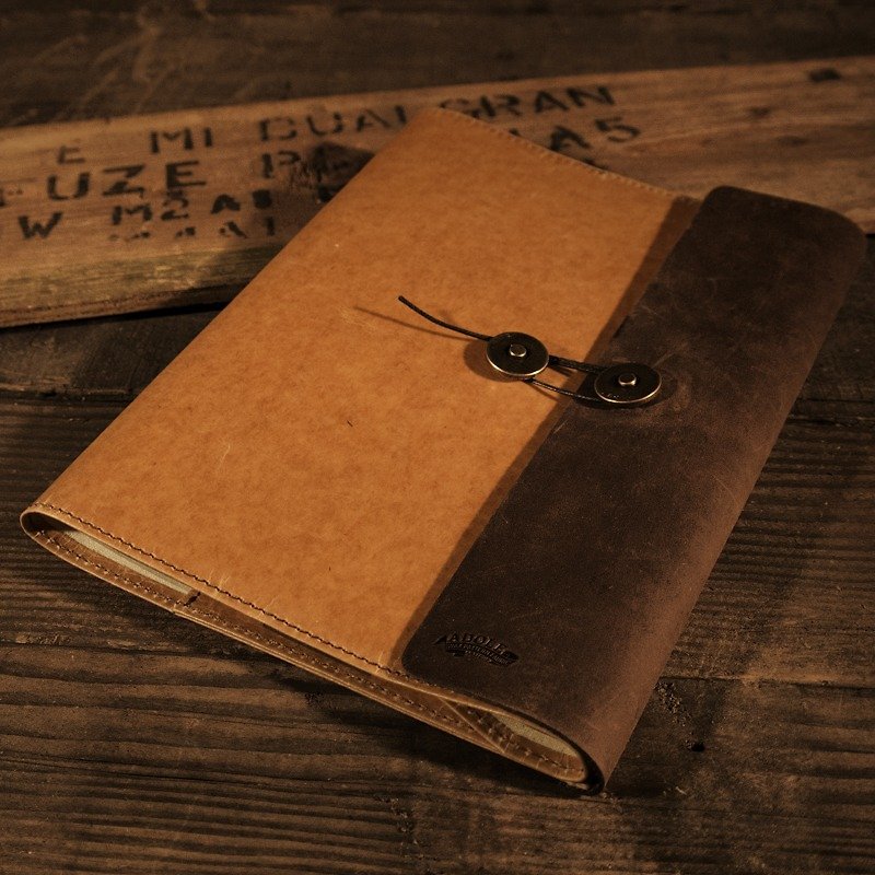 【ADOLE】 Wax Textured Antique Leather-A5 Classic Book Cover - ปกหนังสือ - วัสดุอื่นๆ สีนำ้ตาล