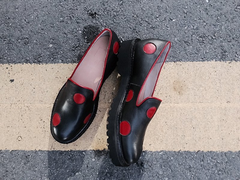 หนังแท้ รองเท้าอ็อกฟอร์ดผู้หญิง สีดำ - Painting # 978 || I say grass fried red dot black leather platform shoes ||