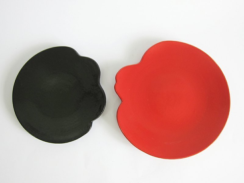 紅いお花のお皿、黒いお花のお皿 - 小皿 - その他の素材 レッド