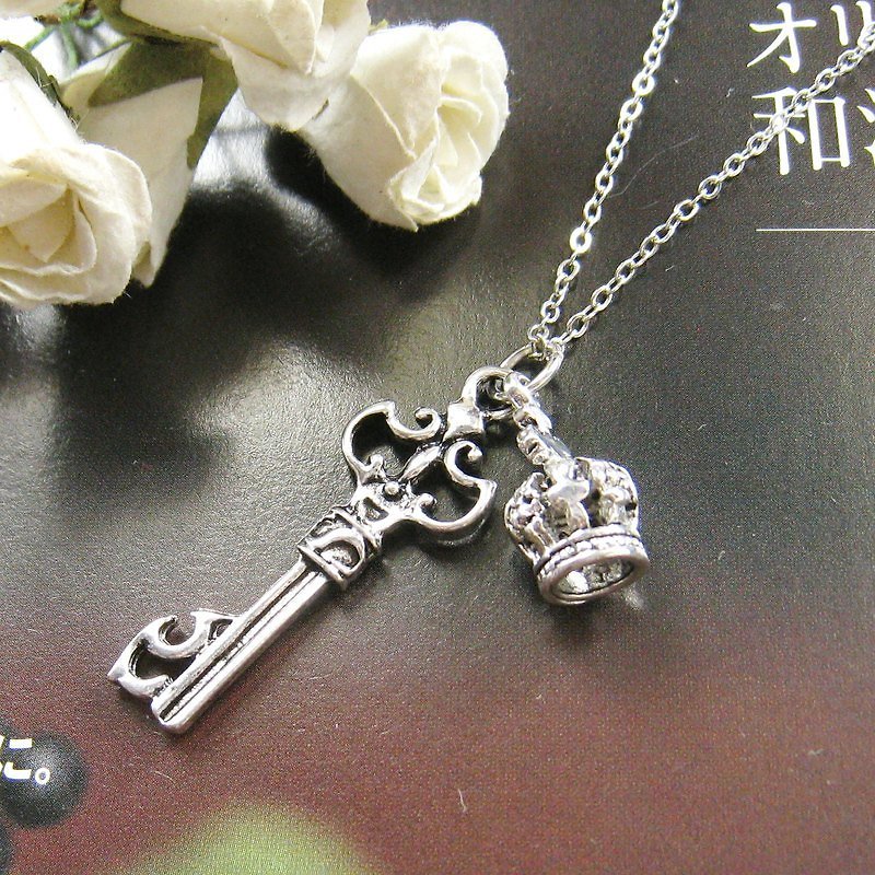 Crown Key Necklace (Christmas Gift) - สร้อยคอ - โลหะ สีเงิน