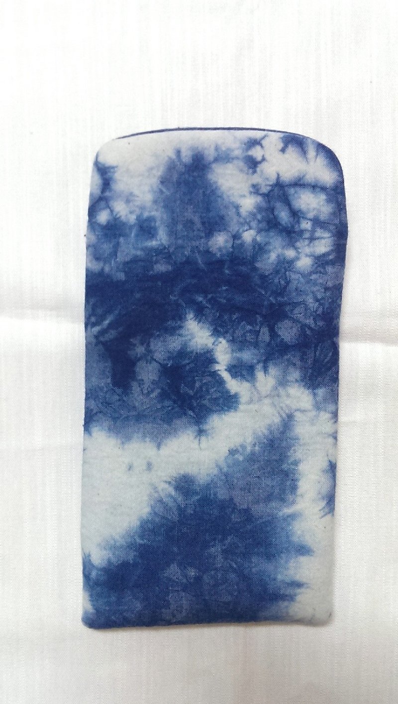 【ムム染め】ブルーに染めた自然空模様の携帯ケース - スマホケース - コットン・麻 ブルー