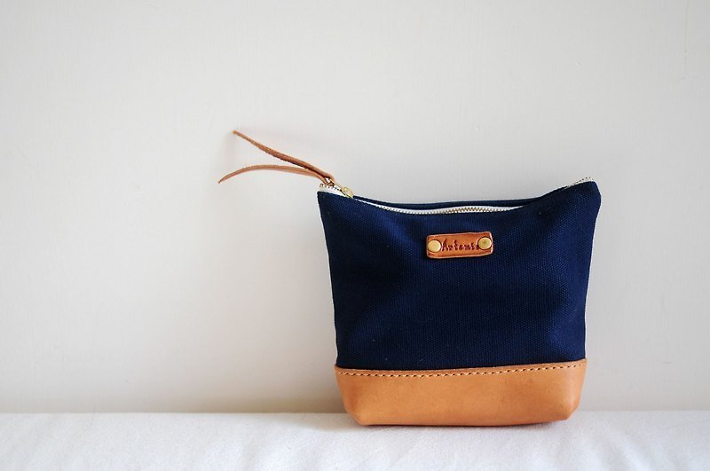 Simple hand-stitched leather cosmetic bag / stationery kits - อื่นๆ - หนังแท้ สีกากี