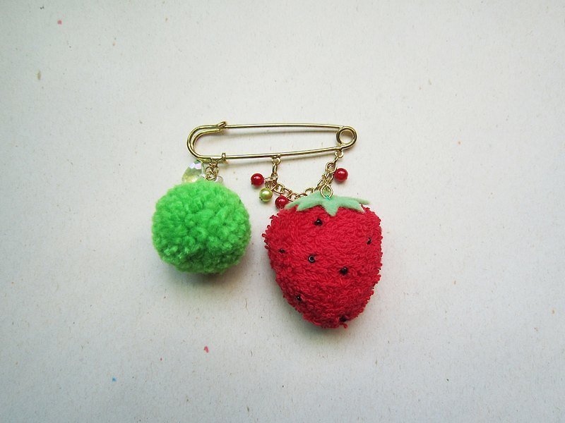 草莓與毛毛球別針 - 胸針 - 其他材質 紅色
