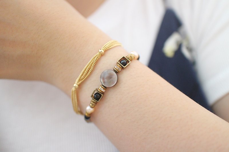 Black secret~Shell/ Pearl/ Brass/ handmade bracelet - สร้อยข้อมือ - โลหะ 