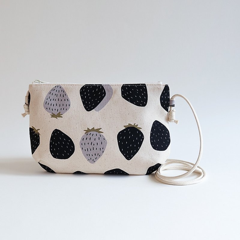 Hand-sewn small cross-shoulder bag with black strawberry pattern - กระเป๋าแมสเซนเจอร์ - ผ้าฝ้าย/ผ้าลินิน สีดำ